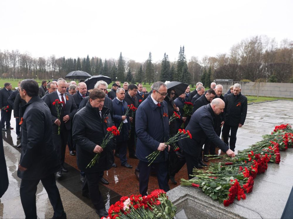 Владимир Константинов: В преддверии 80-летия Великой Победы в рамках мероприятий Совета законодателей России почтили память солдат и мирных жителей, погибших в годы Великой Отечественной войны, на Пискаревском мемориальном... Владимир Константинов: В преддверии 80-летия Великой Победы в рамках мероприятий Совета законодателей России почтили память солдат и мирных жителей, погибших в годы Великой Отечественной войны, на Пискаревском мемориальном...