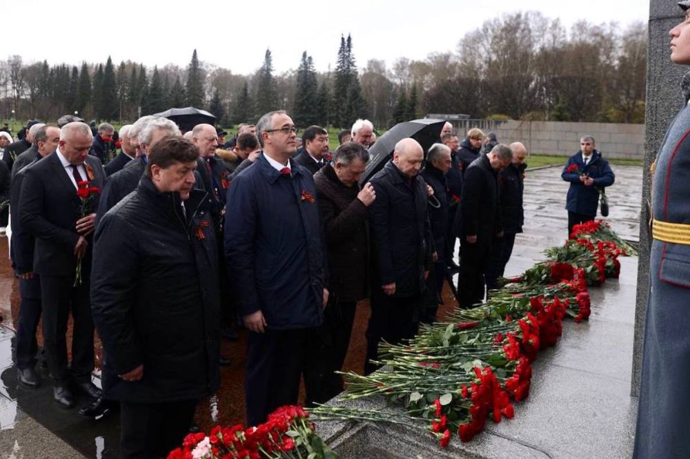Владимир Немцев: Сегодня вместе с коллегами-парламентариями возложили цветы к монументу «Мать-Родина» на Пискарёвском кладбище в Санкт-Петербурге Владимир Немцев: Сегодня вместе с коллегами-парламентариями возложили цветы к монументу «Мать-Родина» на Пискарёвском кладбище в Санкт-Петербурге