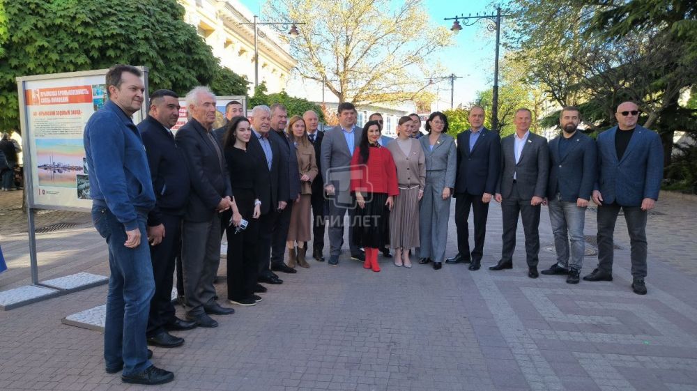 В центре Симферополя открылась фотовыставка «Крымская промышленность: связь поколений» В центре Симферополя открылась фотовыставка «Крымская промышленность: связь поколений»