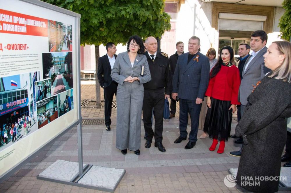 В центре Симферополя открыли новую фотовыставку "Крымская промышленность: связь поколений" В центре Симферополя открыли новую фотовыставку "Крымская промышленность: связь поколений"