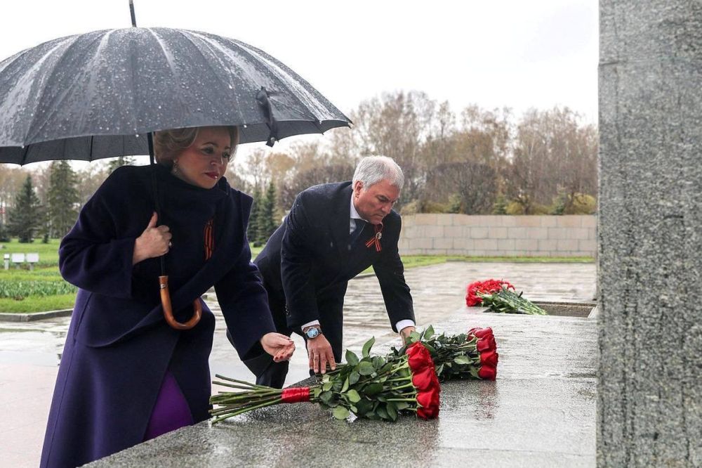 Владимир Немцев: Сегодня вместе с коллегами-парламентариями возложили цветы к монументу «Мать-Родина» на Пискарёвском кладбище в Санкт-Петербурге Владимир Немцев: Сегодня вместе с коллегами-парламентариями возложили цветы к монументу «Мать-Родина» на Пискарёвском кладбище в Санкт-Петербурге