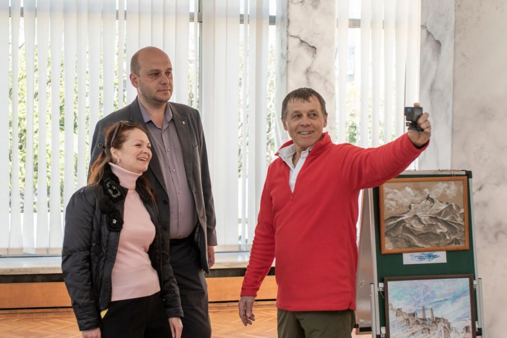 В крымской столице состоялось открытие выставки «К вершинам великой Отчизны» В крымской столице состоялось открытие выставки «К вершинам великой Отчизны»