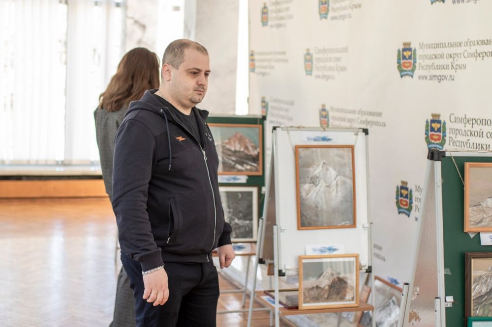 В крымской столице состоялось открытие выставки «К вершинам великой Отчизны» В крымской столице состоялось открытие выставки «К вершинам великой Отчизны»