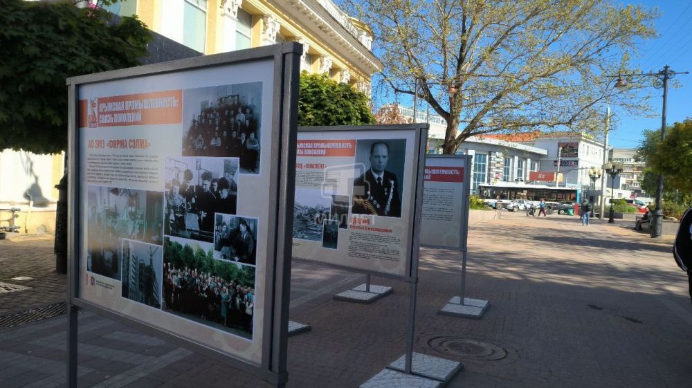 В центре Симферополя открылась фотовыставка «Крымская промышленность: связь поколений» В центре Симферополя открылась фотовыставка «Крымская промышленность: связь поколений»