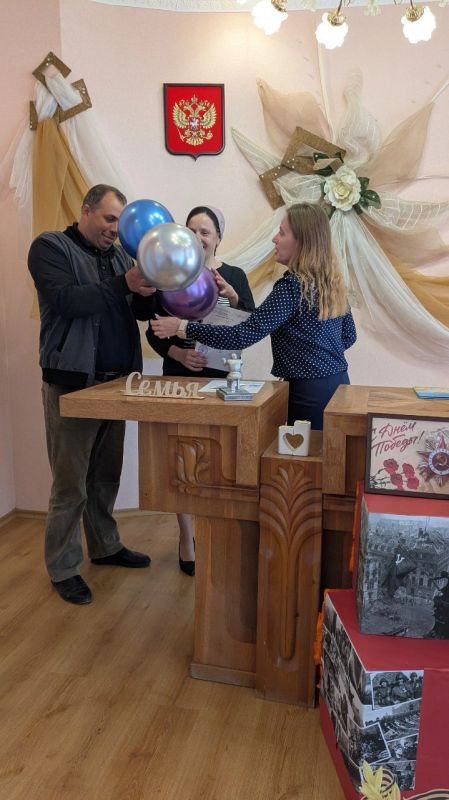 Сакский районный отдел ЗАГС провел регистрацию рождения в многодетной семье в рамках мероприятий акции «Весне спасибо за любовь» Сакский районный отдел ЗАГС провел регистрацию рождения в многодетной семье в рамках мероприятий акции «Весне спасибо за любовь»