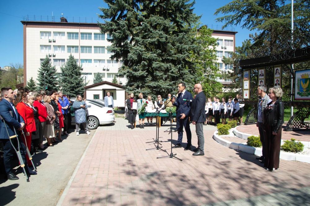 В канун 1 Мая торжественно открыта обновлённая Доска Почёта Симферопольского района В канун 1 Мая торжественно открыта обновлённая Доска Почёта Симферопольского района