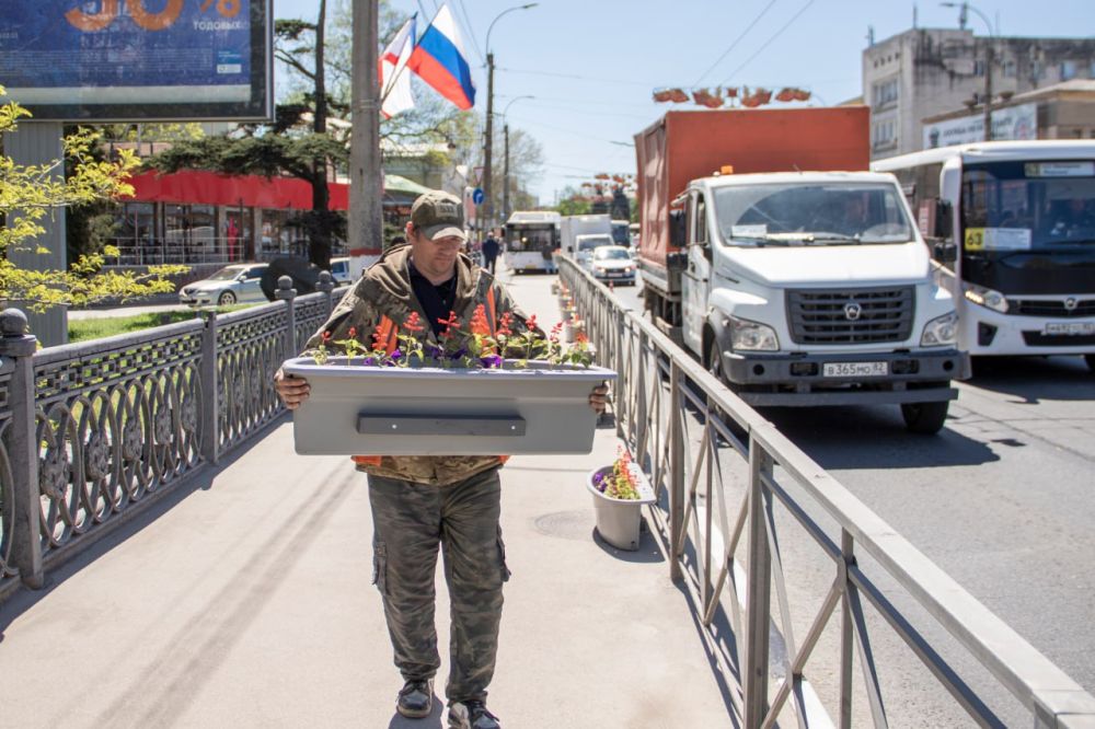 Сотрудники муниципального учреждения «Город» наполняют симферопольские улицы яркими красками! Сотрудники муниципального учреждения «Город» наполняют симферопольские улицы яркими красками!