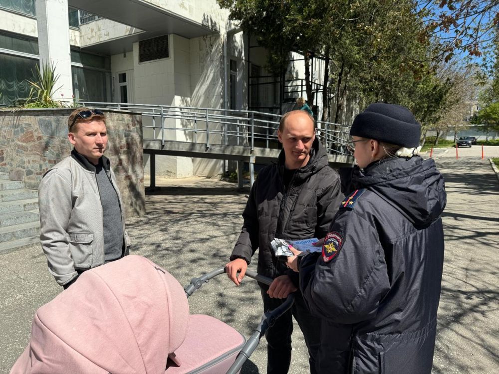 В Симферополе возле Перинатального центра ГБУЗ РКБ им. Н.А. Семашко сотрудники Госавтоинспекции и общественники «Реабилитационного центра «Здоровая семья» провели информационно-просветительскую акцию «Безопасность с первых... В Симферополе возле Перинатального центра ГБУЗ РКБ им. Н.А. Семашко сотрудники Госавтоинспекции и общественники «Реабилитационного центра «Здоровая семья» провели информационно-просветительскую акцию «Безопасность с первых...
