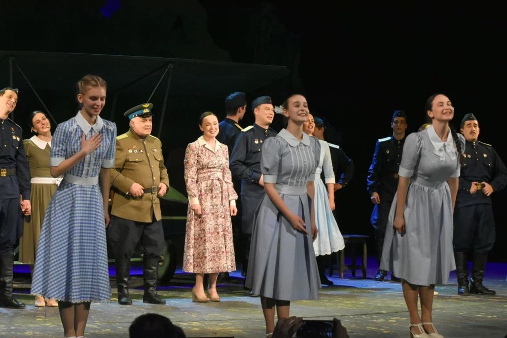 В Симферополе состоялась премьера спектакля «На земле и в небе — ас!» В Симферополе состоялась премьера спектакля «На земле и в небе — ас!»