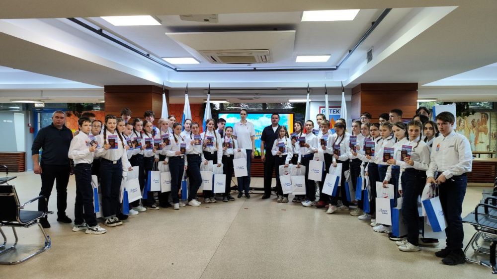 Сотрудники МВД по Республике Крым приняли участие в церемонии вручения первых паспортов юным гражданам Российской Федерации, отдыхающим в «Артеке» Сотрудники МВД по Республике Крым приняли участие в церемонии вручения первых паспортов юным гражданам Российской Федерации, отдыхающим в «Артеке»