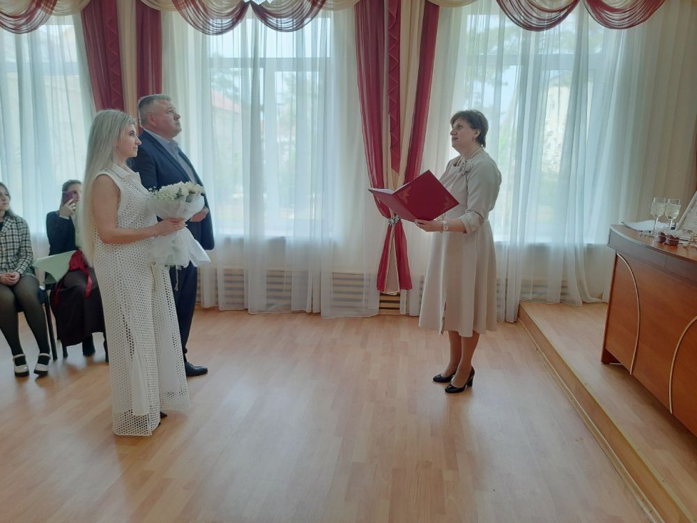 В зале торжественных событий Ленинского районного отдела ЗАГС чествовали супругов Сергея Владимировича и Ирину Николаевну Персидских с «жемчужным» юбилеем свадьбы – 30 лет брака В зале торжественных событий Ленинского районного отдела ЗАГС чествовали супругов Сергея Владимировича и Ирину Николаевну Персидских с «жемчужным» юбилеем свадьбы – 30 лет брака