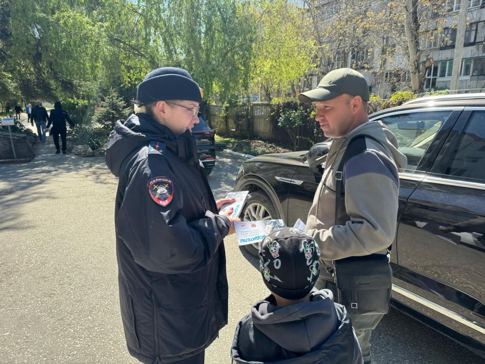 В Симферополе возле Перинатального центра ГБУЗ РКБ им. Н.А. Семашко сотрудники Госавтоинспекции и общественники «Реабилитационного центра «Здоровая семья» провели информационно-просветительскую акцию «Безопасность с первых... В Симферополе возле Перинатального центра ГБУЗ РКБ им. Н.А. Семашко сотрудники Госавтоинспекции и общественники «Реабилитационного центра «Здоровая семья» провели информационно-просветительскую акцию «Безопасность с первых...