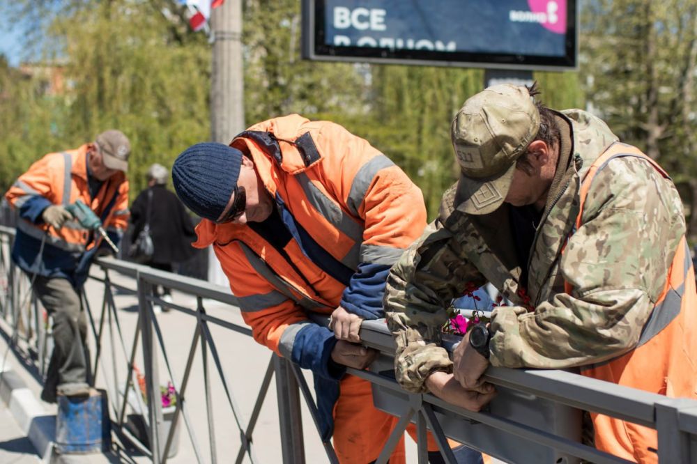 Сотрудники муниципального учреждения «Город» наполняют симферопольские улицы яркими красками! Сотрудники муниципального учреждения «Город» наполняют симферопольские улицы яркими красками!