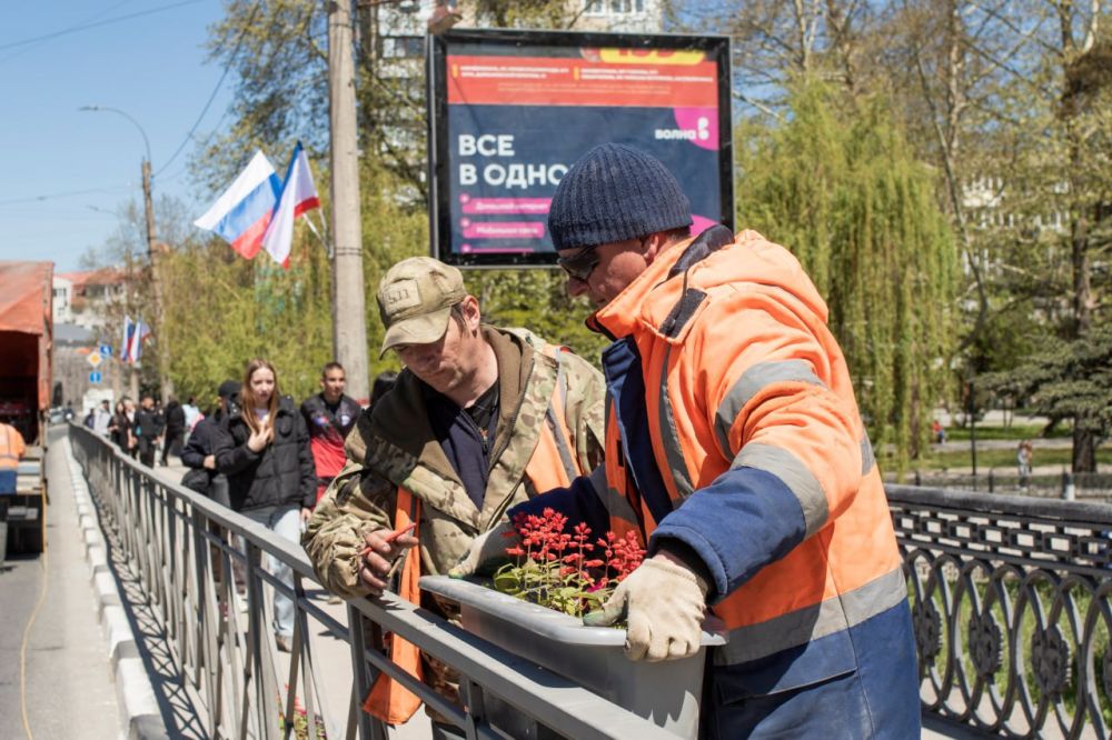 Сотрудники муниципального учреждения «Город» наполняют симферопольские улицы яркими красками! Сотрудники муниципального учреждения «Город» наполняют симферопольские улицы яркими красками!
