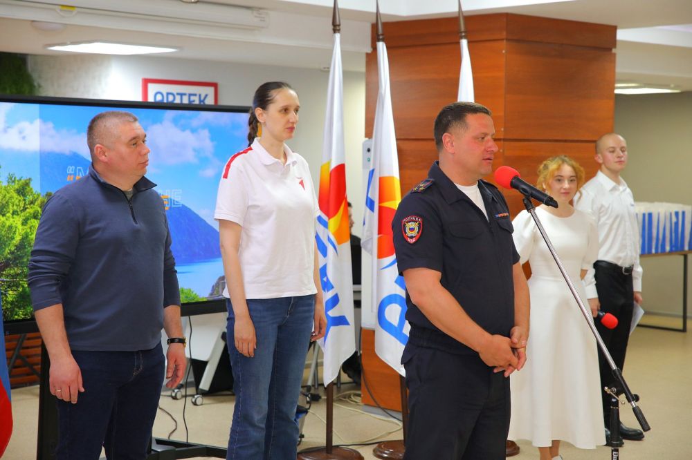 Сотрудники МВД по Республике Крым приняли участие в церемонии вручения первых паспортов юным гражданам Российской Федерации, отдыхающим в «Артеке»