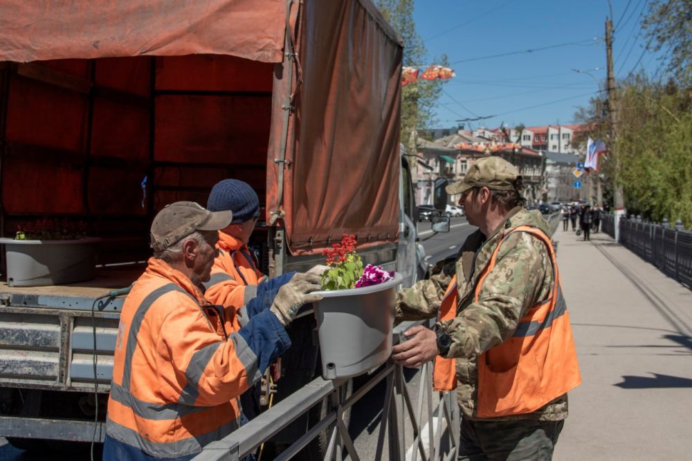 Сотрудники муниципального учреждения «Город» наполняют симферопольские улицы яркими красками! Сотрудники муниципального учреждения «Город» наполняют симферопольские улицы яркими красками!