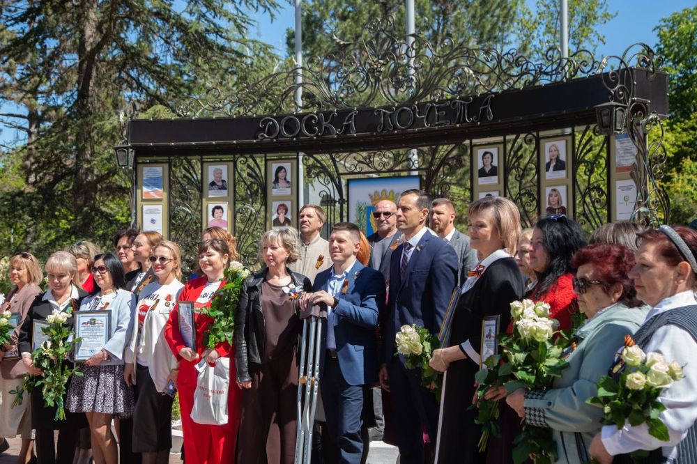 В канун 1 Мая торжественно открыта обновлённая Доска Почёта Симферопольского района В канун 1 Мая торжественно открыта обновлённая Доска Почёта Симферопольского района