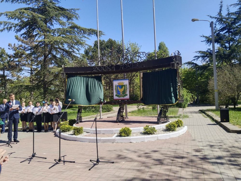В Симферополе открыли Доску Почёта Симферопольского Района В Симферополе открыли Доску Почёта Симферопольского Района