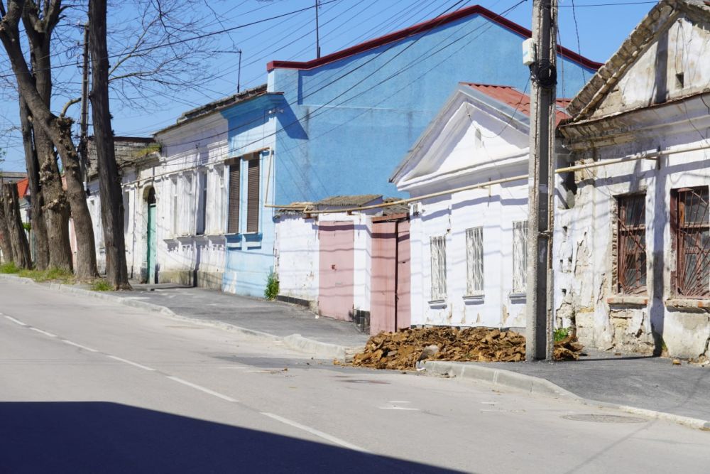 В Керчи применяется установка для удаления пней, оставленных после сноса аварийных деревьев в городе В Керчи применяется установка для удаления пней, оставленных после сноса аварийных деревьев в городе