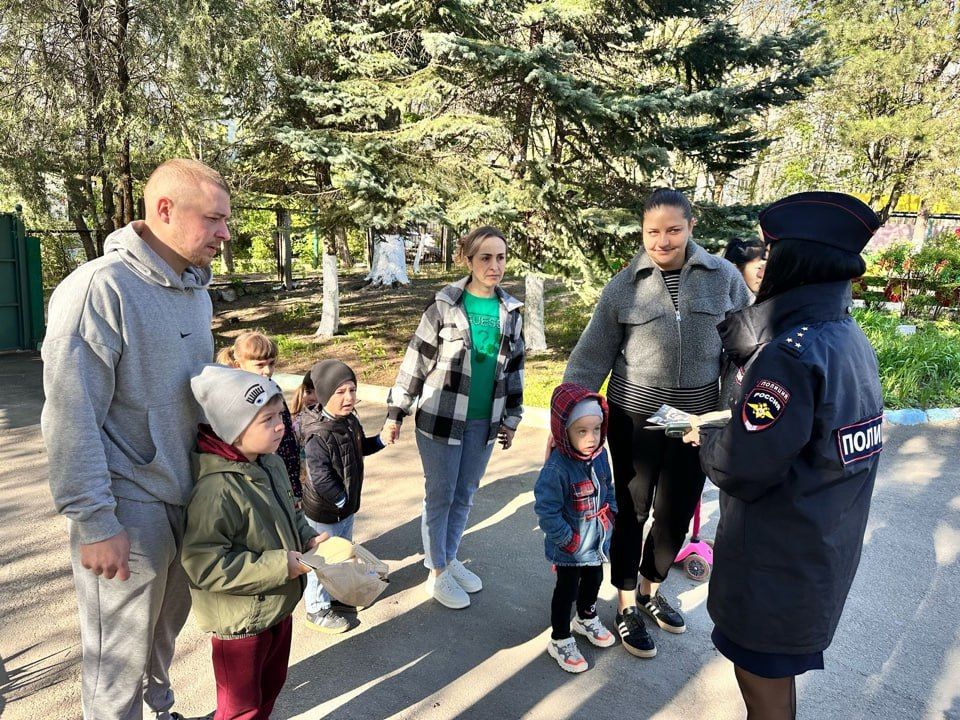 В Симферополе сотрудники Госавтоинспекции совместно с родительской общественностью проводят информационно-просветительские мероприятия по повышению безопасности несовершеннолетних пассажиров В Симферополе сотрудники Госавтоинспекции совместно с родительской общественностью проводят информационно-просветительские мероприятия по повышению безопасности несовершеннолетних пассажиров