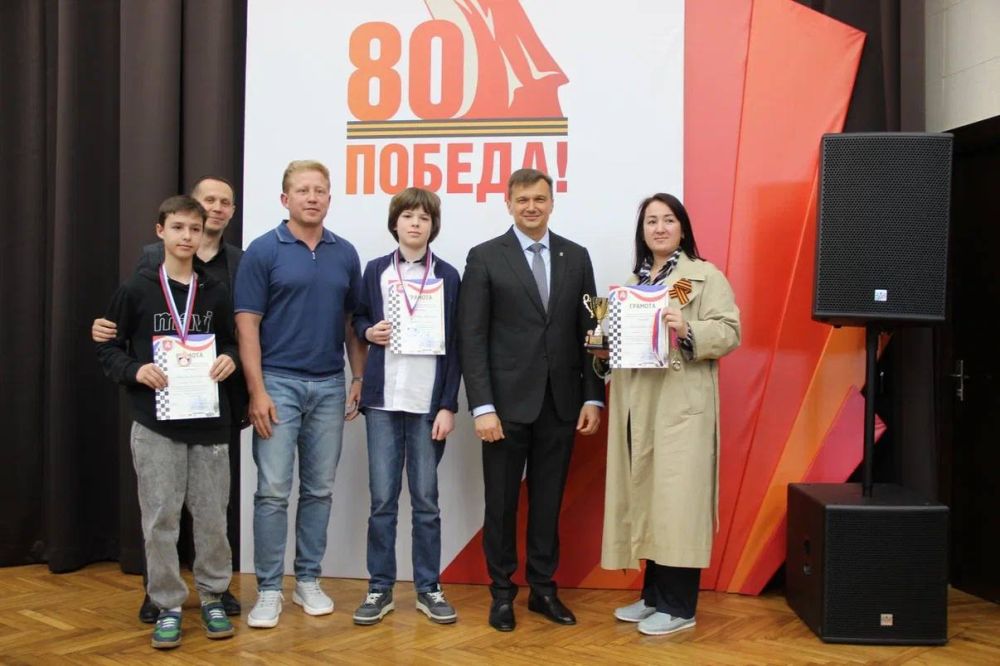 Константин Шимановский: Юные шахматисты – наша гордость! Вручили кубки, медали и грамоты призёрам первенства Ялты и удостоверения о присвоении разрядов Константин Шимановский: Юные шахматисты – наша гордость! Вручили кубки, медали и грамоты призёрам первенства Ялты и удостоверения о присвоении разрядов