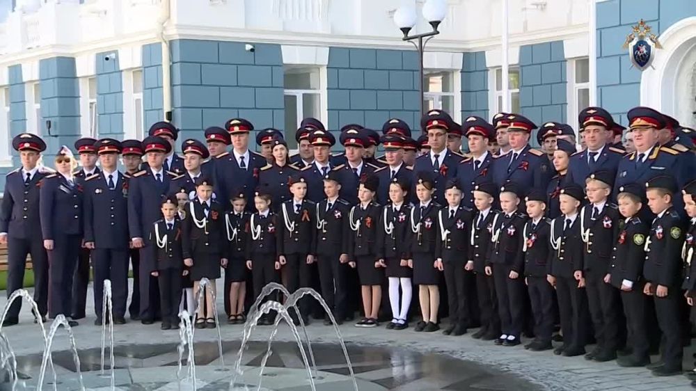 Незыблемые символы Победы! Офицеры СК России подняли над зданием ГСУ по Республике Крым и городу Севастополю Знамя Победы и флаг страны-Победителя