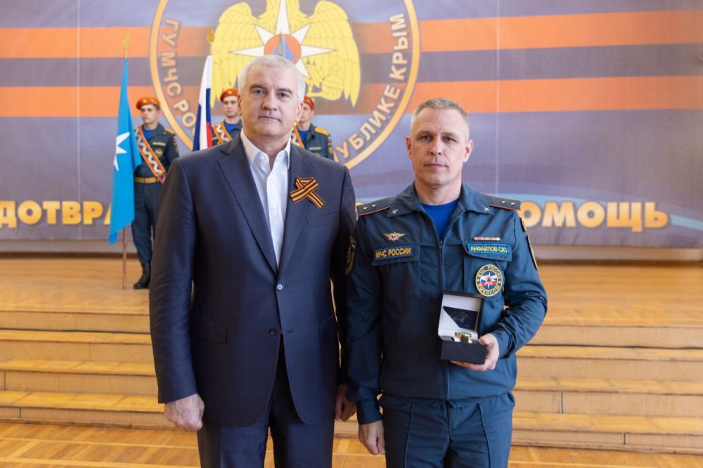 Аксёнов поздравил крымских пожарных с профессиональным праздником Аксёнов поздравил крымских пожарных с профессиональным праздником