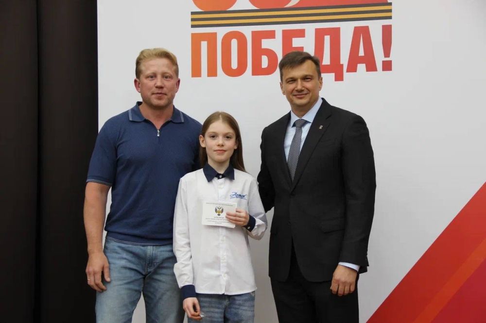Константин Шимановский: Юные шахматисты – наша гордость! Вручили кубки, медали и грамоты призёрам первенства Ялты и удостоверения о присвоении разрядов Константин Шимановский: Юные шахматисты – наша гордость! Вручили кубки, медали и грамоты призёрам первенства Ялты и удостоверения о присвоении разрядов