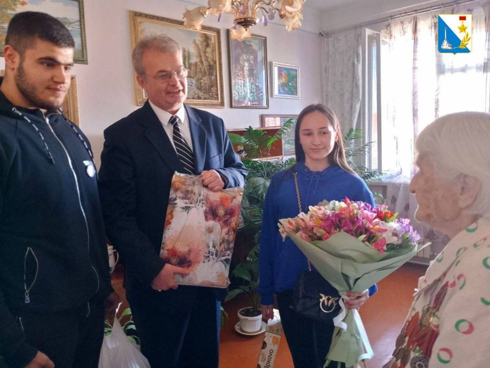 В гостях у ветерана. В преддверии Дня Победы сотрудники департамента внутренней политики и представители движения «Здоровое Отечество» посетили Прасковью Ивановну Мицык — партизанку, участницу Великой Отечественной войны В гостях у ветерана. В преддверии Дня Победы сотрудники департамента внутренней политики и представители движения «Здоровое Отечество» посетили Прасковью Ивановну Мицык — партизанку, участницу Великой Отечественной войны