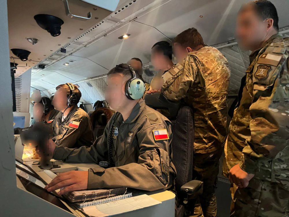 На злобу дня.. Базовый морской патрульный самолет C-295MPA оснащенный разработанной Airbus тактической системой FITS (Fully Integrated Tactical System), с установленной в нижней части фюзеляжа РЛС EL/M-2220A, размещенной в... На злобу дня.. Базовый морской патрульный самолет C-295MPA оснащенный разработанной Airbus тактической системой FITS (Fully Integrated Tactical System), с установленной в нижней части фюзеляжа РЛС EL/M-2220A, размещенной в...