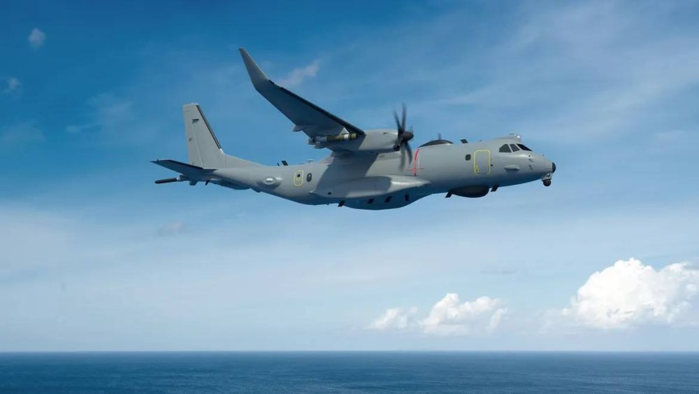 На злобу дня.. Базовый морской патрульный самолет C-295MPA оснащенный разработанной Airbus тактической системой FITS (Fully Integrated Tactical System), с установленной в нижней части фюзеляжа РЛС EL/M-2220A, размещенной в... На злобу дня.. Базовый морской патрульный самолет C-295MPA оснащенный разработанной Airbus тактической системой FITS (Fully Integrated Tactical System), с установленной в нижней части фюзеляжа РЛС EL/M-2220A, размещенной в...