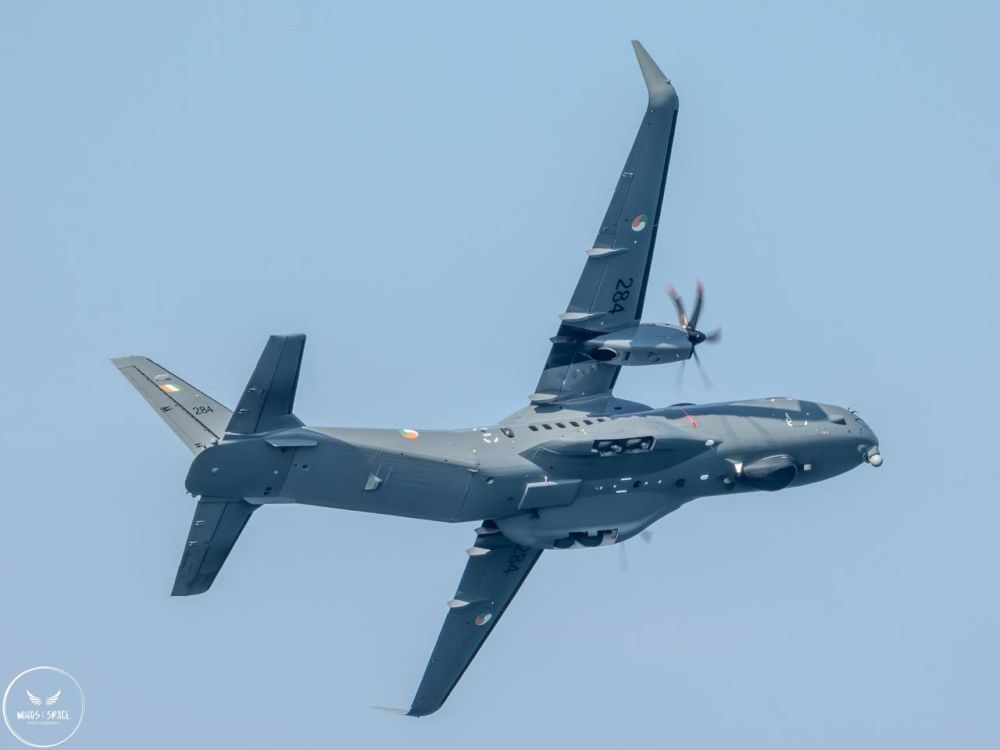 На злобу дня.. Базовый морской патрульный самолет C-295MPA оснащенный разработанной Airbus тактической системой FITS (Fully Integrated Tactical System), с установленной в нижней части фюзеляжа РЛС EL/M-2220A, размещенной в... На злобу дня.. Базовый морской патрульный самолет C-295MPA оснащенный разработанной Airbus тактической системой FITS (Fully Integrated Tactical System), с установленной в нижней части фюзеляжа РЛС EL/M-2220A, размещенной в...