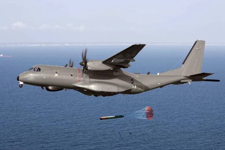 На злобу дня.. Базовый морской патрульный самолет C-295MPA оснащенный разработанной Airbus тактической системой FITS (Fully Integrated Tactical System), с установленной в нижней части фюзеляжа РЛС EL/M-2220A, размещенной в... На злобу дня.. Базовый морской патрульный самолет C-295MPA оснащенный разработанной Airbus тактической системой FITS (Fully Integrated Tactical System), с установленной в нижней части фюзеляжа РЛС EL/M-2220A, размещенной в...