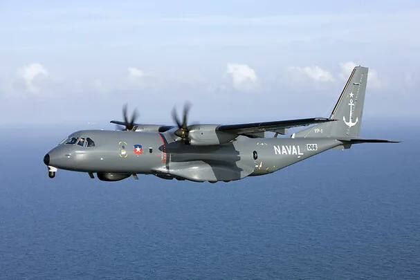 На злобу дня.. Базовый морской патрульный самолет C-295MPA оснащенный разработанной Airbus тактической системой FITS (Fully Integrated Tactical System), с установленной в нижней части фюзеляжа РЛС EL/M-2220A, размещенной в... На злобу дня.. Базовый морской патрульный самолет C-295MPA оснащенный разработанной Airbus тактической системой FITS (Fully Integrated Tactical System), с установленной в нижней части фюзеляжа РЛС EL/M-2220A, размещенной в...