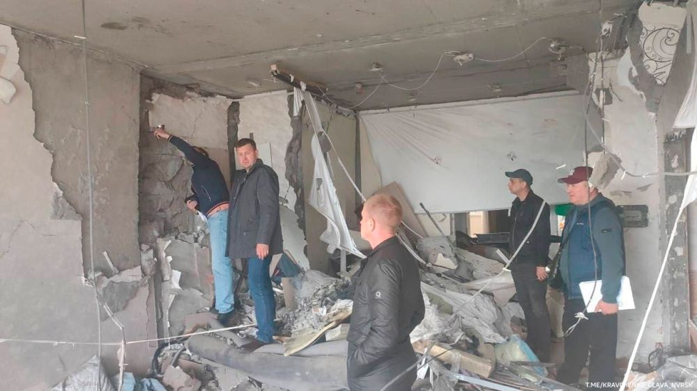 Две квартиры полностью разрушены, свыше 90 получили повреждения в результате сегодняшней атаки украинских дронов на Новороссийск, сообщил мэр города Андрей Кравченко Две квартиры полностью разрушены, свыше 90 получили повреждения в результате сегодняшней атаки украинских дронов на Новороссийск, сообщил мэр города Андрей Кравченко