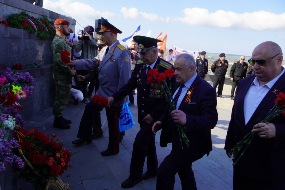 4 мая в Городе-Герое Керчь, на горе Митридат, состоялось торжественное мероприятие, посвящённое автопробегу «ГОРОДА-ГЕРОИ – ГОРОДА ГЕРОЕВ» 4 мая в Городе-Герое Керчь, на горе Митридат, состоялось торжественное мероприятие, посвящённое автопробегу «ГОРОДА-ГЕРОИ – ГОРОДА ГЕРОЕВ»