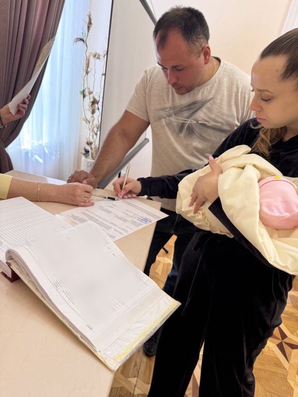 В преддверии Дня Победы отдел регистрации рождения города Симферополя провел торжественную регистрацию рождения для семьи Антона и Анны Руденко. В преддверии Дня Победы отдел регистрации рождения города Симферополя провел торжественную регистрацию рождения для семьи Антона и Анны Руденко.