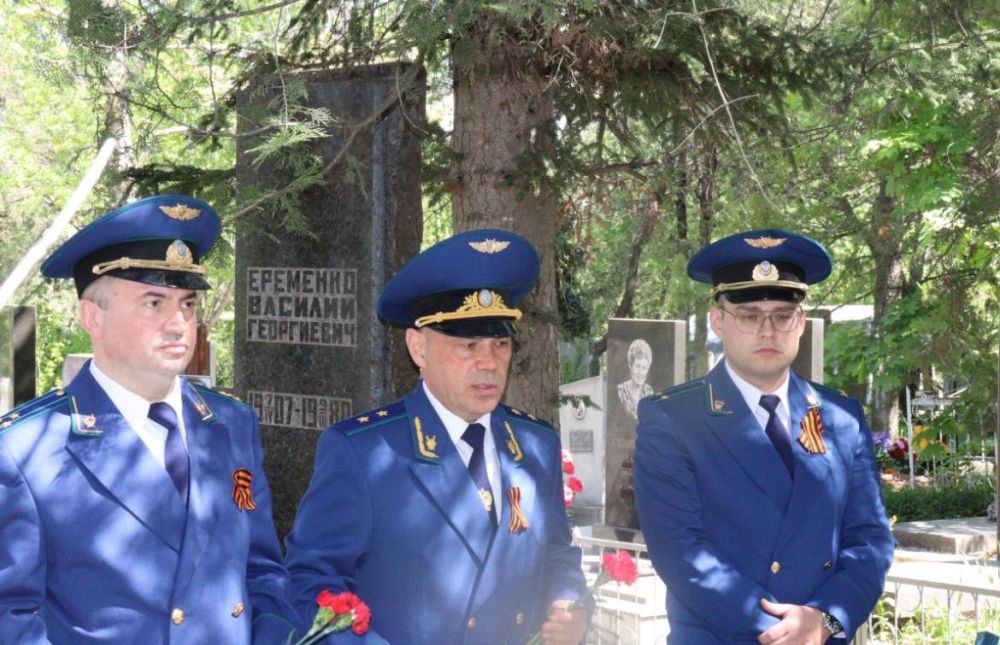 Работники прокуратуры почтили память ветеранов ведомства – участников Великой Отечественной войны Работники прокуратуры почтили память ветеранов ведомства – участников Великой Отечественной войны