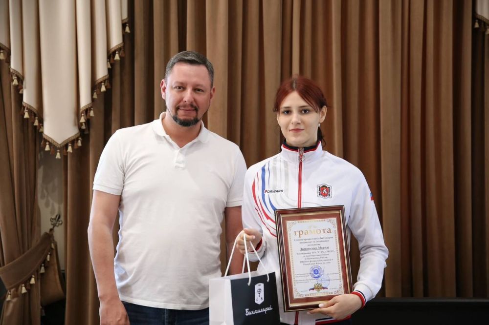 Дмитрий Скобликов: Сегодня, в стенах здания администрации города Бахчисарая, награждал спортсменов и тренера-преподавателя Олега Домашенко из ГБУ ДО РК "СШ №7" Дмитрий Скобликов: Сегодня, в стенах здания администрации города Бахчисарая, награждал спортсменов и тренера-преподавателя Олега Домашенко из ГБУ ДО РК "СШ №7"