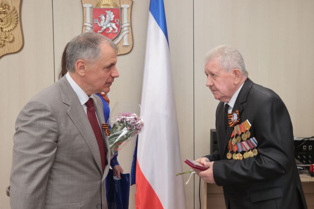 Владимир Константинов: В преддверии 80-летия Великой Победы наградил несовершеннолетних узников фашистских концлагерей, жителей блокадного Ленинграда, а также участников СВО, военнослужащих, членов поисковых организаций... Владимир Константинов: В преддверии 80-летия Великой Победы наградил несовершеннолетних узников фашистских концлагерей, жителей блокадного Ленинграда, а также участников СВО, военнослужащих, членов поисковых организаций...
