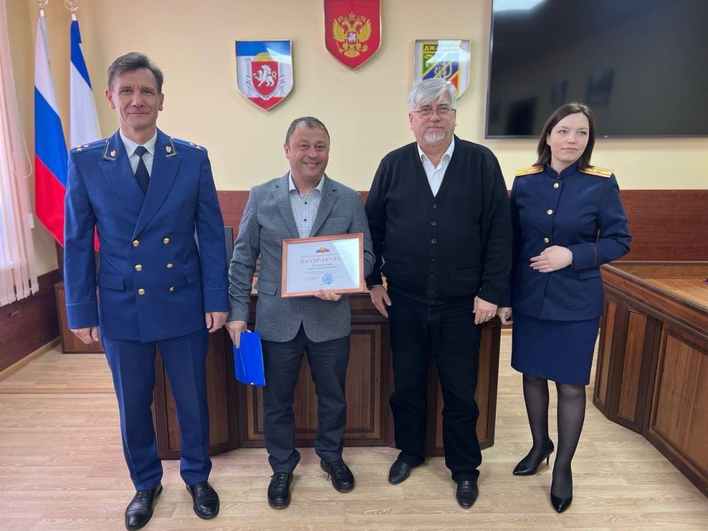 В Джанкойском районе после вмешательства прокуратуры лица из числа сирот получили ключи от положенного по закону жилья В Джанкойском районе после вмешательства прокуратуры лица из числа сирот получили ключи от положенного по закону жилья