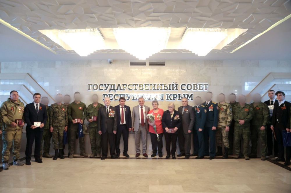 Владимир Константинов: В преддверии 80-летия Великой Победы наградил несовершеннолетних узников фашистских концлагерей, жителей блокадного Ленинграда, а также участников СВО, военнослужащих, членов поисковых организаций... Владимир Константинов: В преддверии 80-летия Великой Победы наградил несовершеннолетних узников фашистских концлагерей, жителей блокадного Ленинграда, а также участников СВО, военнослужащих, членов поисковых организаций...