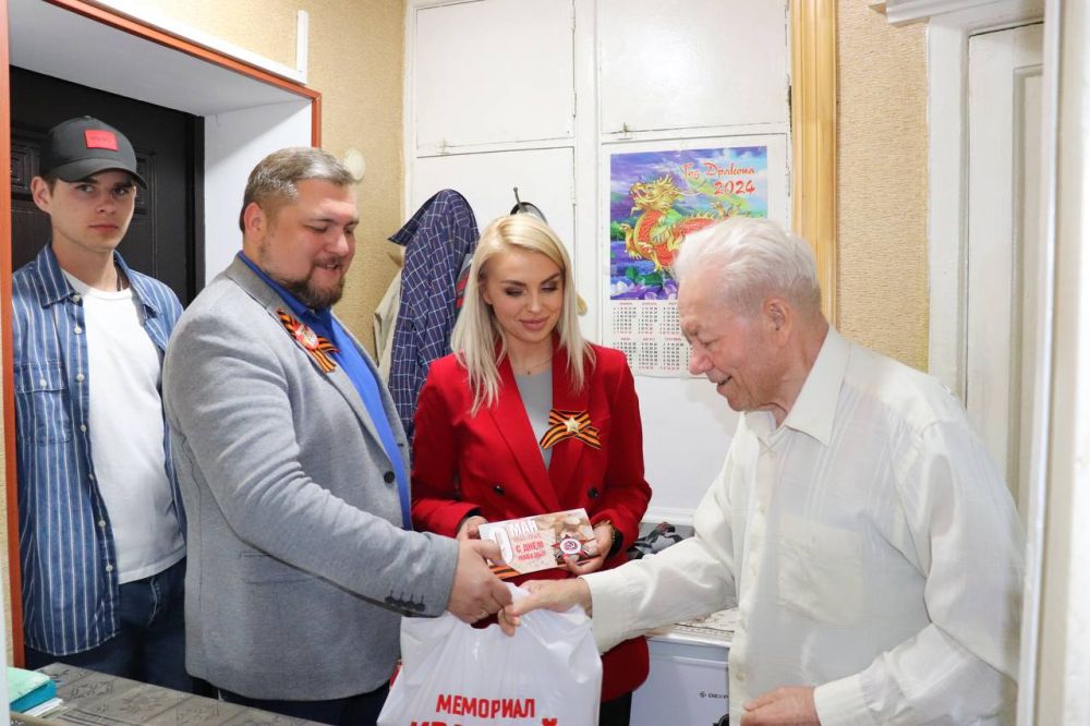 Анастасия Гридчина: Трогательно и почётно было сегодня поздравить от имени Главы Республики Крым Сергея Аксёнова и Председателя Госсовета РК Владимира Константинова ветерана Гусева Михаила Ивановича с 80-летием Великой... Анастасия Гридчина: Трогательно и почётно было сегодня поздравить от имени Главы Республики Крым Сергея Аксёнова и Председателя Госсовета РК Владимира Константинова ветерана Гусева Михаила Ивановича с 80-летием Великой...