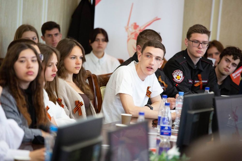 Председатель Госсовета РК Владимир Константинов встретился со студентами Крымского федерального университета имени В. И. Вернадского, представляющими патриотические молодёжные объединения полуострова – «Волонтёры-медики»... Председатель Госсовета РК Владимир Константинов встретился со студентами Крымского федерального университета имени В. И. Вернадского, представляющими патриотические молодёжные объединения полуострова – «Волонтёры-медики»...