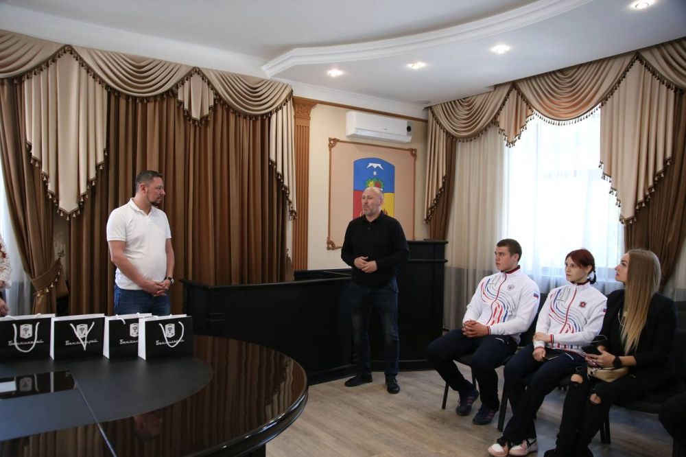 Дмитрий Скобликов: Сегодня, в стенах здания администрации города Бахчисарая, награждал спортсменов и тренера-преподавателя Олега Домашенко из ГБУ ДО РК "СШ №7" Дмитрий Скобликов: Сегодня, в стенах здания администрации города Бахчисарая, награждал спортсменов и тренера-преподавателя Олега Домашенко из ГБУ ДО РК "СШ №7"