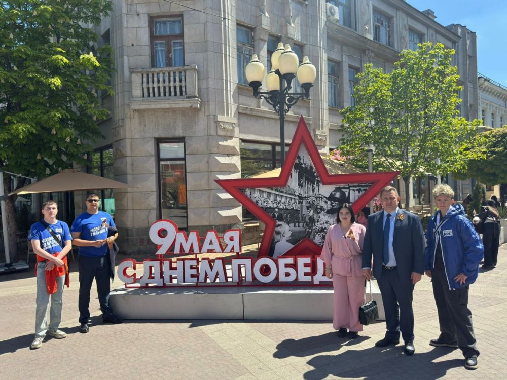 Юрий Нестеренко: По сложившейся доброй традиции, раздавали сегодня георгиевские ленточки всем желающим в Симферополе, вместе с молодогвардейцами Юрий Нестеренко: По сложившейся доброй традиции, раздавали сегодня георгиевские ленточки всем желающим в Симферополе, вместе с молодогвардейцами