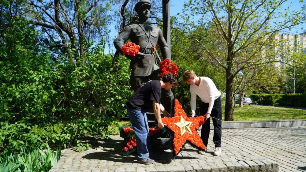 В Крыму почтили память военных корреспондентов в преддверии Дня Победы В Крыму почтили память военных корреспондентов в преддверии Дня Победы
