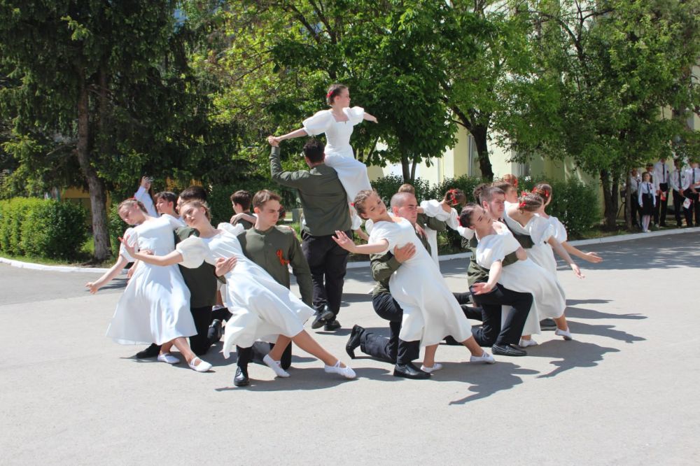 С Победой в сердце! Торжественное мероприятие, посвященное 80-летию Победы в Великой Отечественной войне, прошло в Лицее №1 С Победой в сердце! Торжественное мероприятие, посвященное 80-летию Победы в Великой Отечественной войне, прошло в Лицее №1