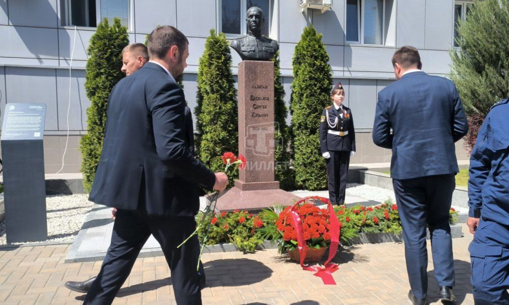 В Симферополе возложили цветы у памятника Сергею Беспалову В Симферополе возложили цветы у памятника Сергею Беспалову
