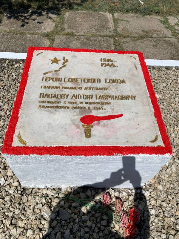 Крымские спасатели привели в порядок мемориальный комплекс в труднодоступном месте Крымские спасатели привели в порядок мемориальный комплекс в труднодоступном месте
